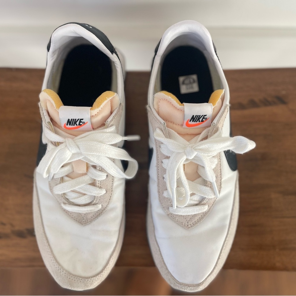 Boys size 6.5 Nike Waffle Debut.